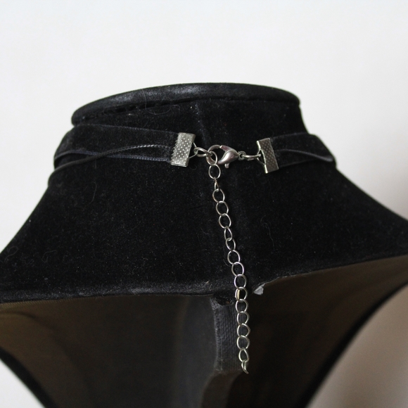 Retro Black Velvet Circle Drop Fabric Choker Necklace - Picture 3 of 3